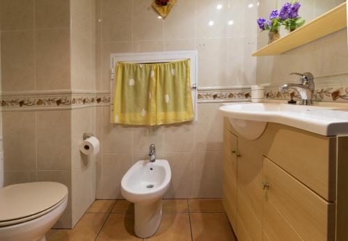 LumbrerasCasa Rural Senderismo的浴室配有盥洗盆、卫生间和盥洗盆。