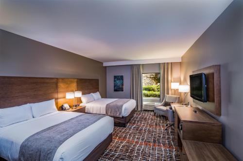 Grant乔克托赌场酒店—格兰特的酒店客房设有两张床和一台平面电视。