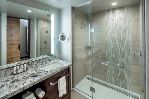 Grant乔克托赌场酒店—格兰特的带淋浴和盥洗盆的浴室