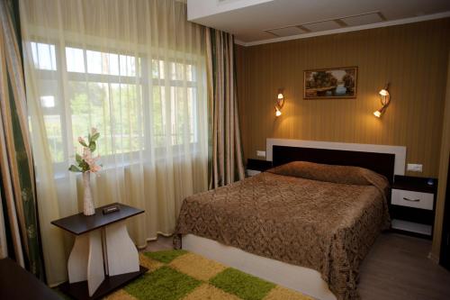 波尔塔瓦Complex Mukhomor的酒店客房设有床和窗户。