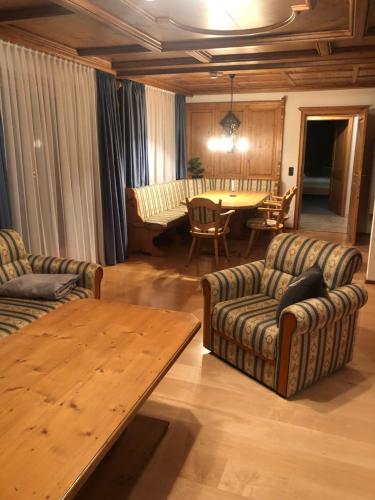 米特尔贝格韦德斯坦因艾尔彭酒店的客厅配有两张沙发和一张木桌