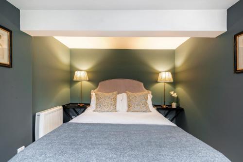 巴斯塔克金米尔景观自助旅馆的一间卧室配有一张大床和两盏灯