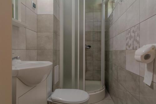 苏莱吉Pawilon 12的带淋浴、卫生间和盥洗盆的浴室