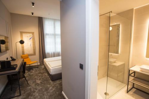 萨格勒布MANDA Heritage Hotel的酒店客房设有带床和水槽的浴室