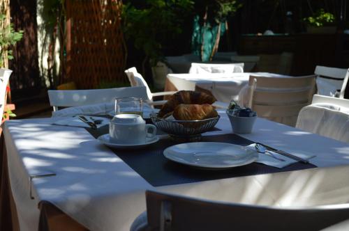 威尼斯洛坎达萨利埃瑞酒店的一张桌子,上面放着一盘食物和一碗面包