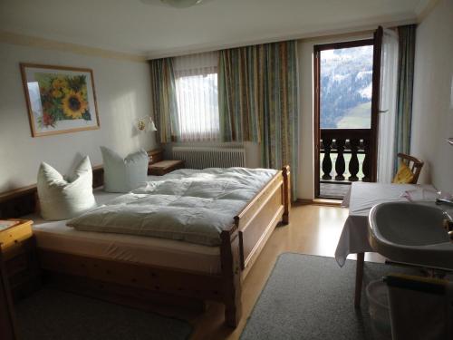 米特西尔Spielbichlhof的一间卧室设有一张大床和一个大窗户