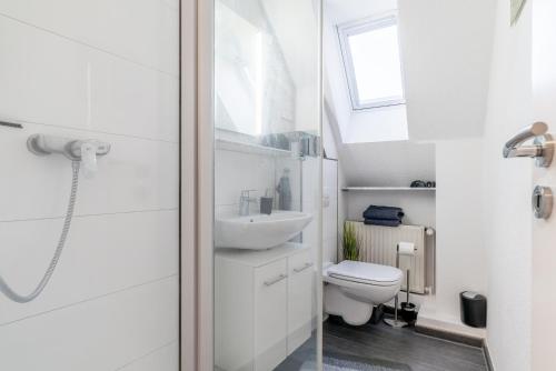 汉诺威Private Apartment的白色的浴室设有卫生间和水槽。