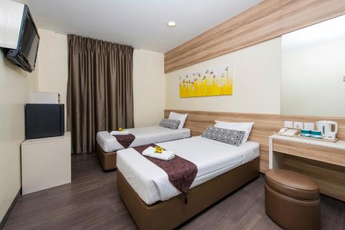 新加坡Hotel 81 Dickson的酒店客房设有两张床和电视。