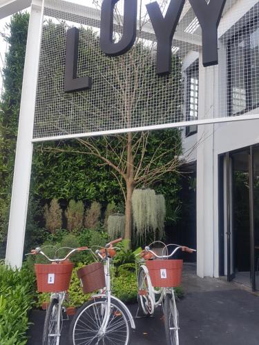 清迈Loyy Hotel的停放在大楼前的两辆自行车