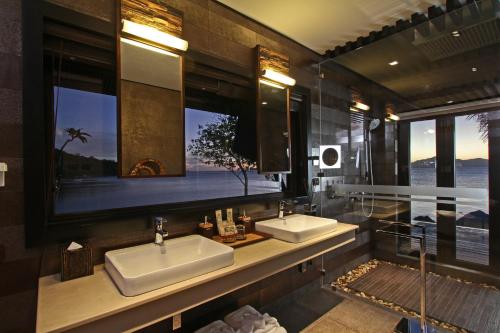 科隆Two Seasons Coron Island Resort的浴室设有2个水槽和2面镜子