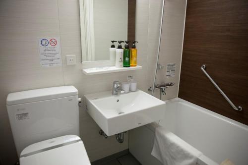 东京諾特 东京新宿的浴室配有盥洗盆、卫生间和浴缸。