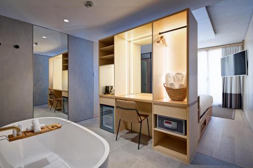 悉尼扎拉大厦 - 豪华套房和公寓 的带浴缸和盥洗盆的浴室
