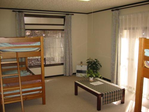 鸣泽市堆栈指针旅舍的客房设有双层床和桌子。