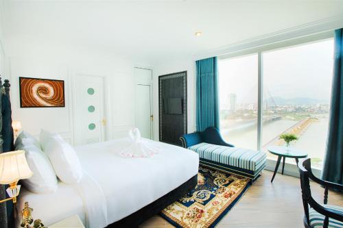 岘港岘港菲维特尔酒店的酒店客房设有一张床和一个大窗户
