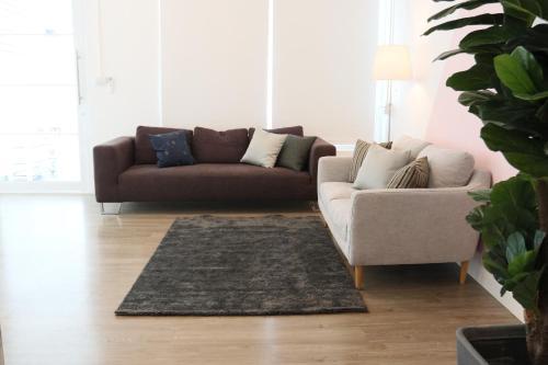 曼谷Airee Premier Residence的客厅配有沙发和椅子