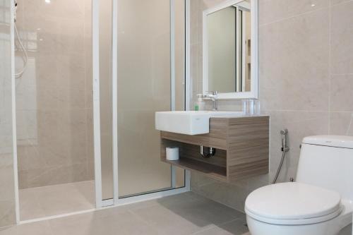 曼谷Airee Premier Residence的浴室配有卫生间、盥洗盆和淋浴。