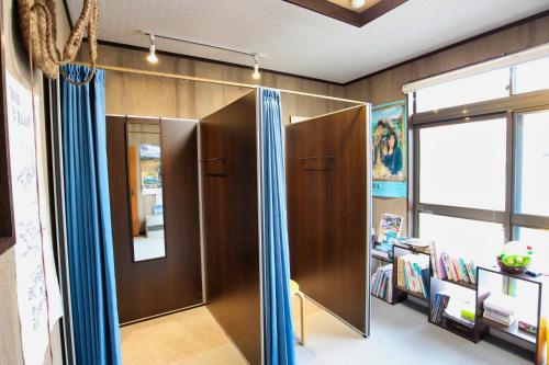 水上町吉野家宾馆的儿童间设有淋浴间和窗户