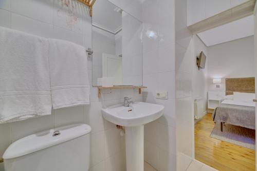 潘普洛纳Pensión Mendi的白色的浴室设有水槽和镜子