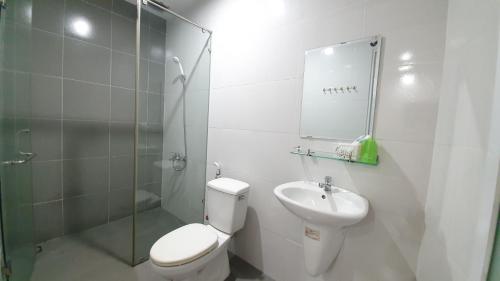胡志明市张江酒店的白色的浴室设有卫生间和水槽。
