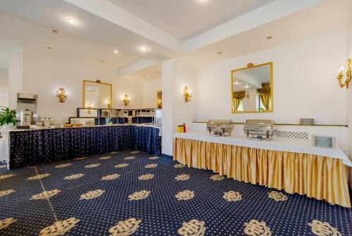 阿尔巴尤利亚Hotel Cetate的一个带桌子和镜子的沙龙