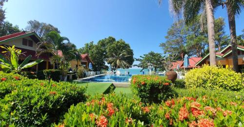 象岛Penny's Resort的一座带游泳池和鲜花的度假村