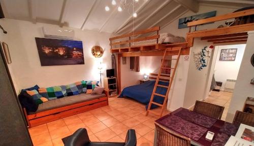 洛特河畔的维伦纽夫Gites La Bakénia的带沙发和双层床的客厅