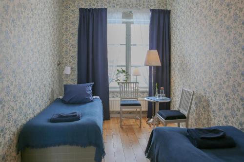 法伦Polhem Bed & Breakfast的一间卧室设有两张单人床和一个窗户。