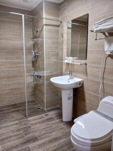 梧栖寄居蟹行旅的浴室配有卫生间、盥洗盆和淋浴。