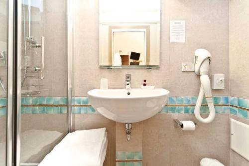 威尼斯阿拉法瓦酒店的一间带水槽和淋浴的浴室