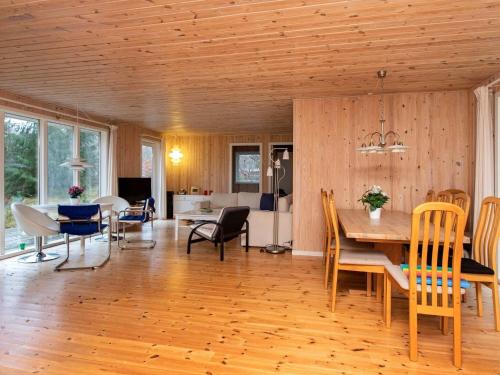 弗雷德里克斯伐克8 person holiday home in Frederiksv rk的用餐室以及带桌椅的起居室。