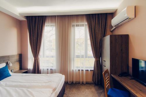 哈斯科沃Hotel Magura的酒店客房设有床和窗户。
