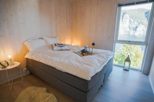 斯特兰达Fjord View Apartment的一间卧室设有一张床和一个大窗户