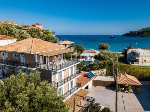 凯里翁Bratis Apartments的海景度假屋的正面景致