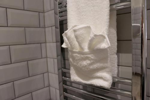 博尔顿The Bridge Inn Hotel的浴室毛巾架上的毛巾