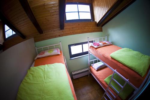 萨莫博尔Hostel Samobor的带两张双层床的小房间,设有两扇窗户