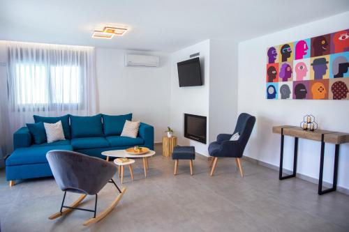 巴利恩Adrianna Villa 4ppl的客厅配有蓝色的沙发和椅子