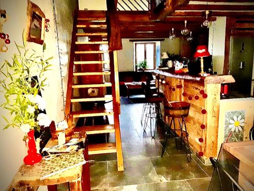 阿莱克斯Ferme familiale chez Lili的一间带螺旋楼梯的客厅和一间厨房