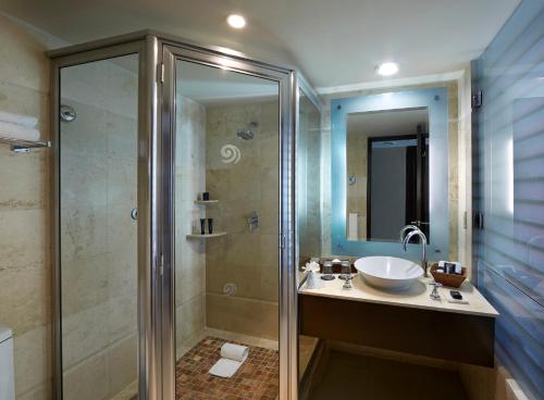 新巴利亚塔巴亚尔塔硬石全包度假酒店的一间带水槽和淋浴的浴室