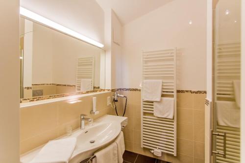 Weißkirchen in Steiermark布劳尔酒店 - 埃本斯德纳家庭的一间带水槽和镜子的浴室