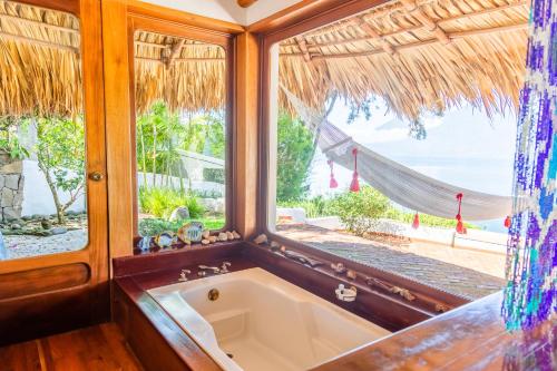 圣卡塔里纳帕洛波特赞珀克度假酒店的海景客房内的浴缸