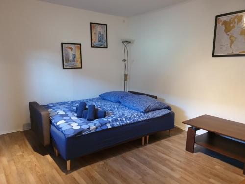 卑尔根Familie Seibert的一间位于客房内的蓝色床卧室