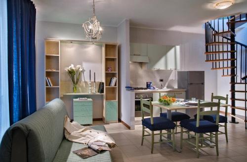 维罗纳维亚利威尼斯酒店的客厅以及带沙发和桌子的厨房。