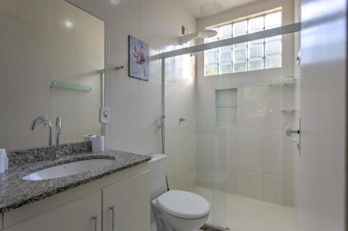 里约热内卢POUSADA PARAISO da BARRA DA TIJUCA的浴室配有卫生间、盥洗盆和淋浴。