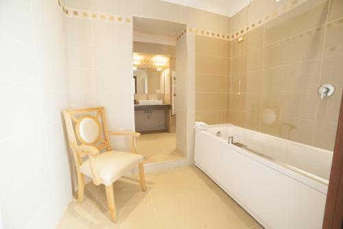 福贾拉齐唯达酒店的一间带椅子和浴缸的浴室
