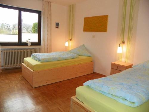 巴特德里堡Reiter- und Ferienhof Redder的一间卧室设有两张床和窗户。