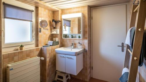 O Rendez Vous maison mitoyenne Piscine chauffée mars-octobre的一间浴室