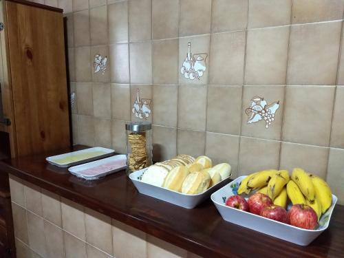 彼得罗波利斯HOSTEL DU SUCA的房间里的柜台上放三碗水果