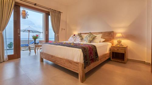 艾湄湾Villa Aska的一间卧室设有一张床,享有海景