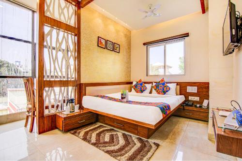 博帕尔FabHotel The Khushi Regent的一间卧室设有一张床和一个窗口