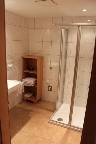 圣安东阿尔贝格Hotel Garni Dorfblick的带淋浴和盥洗盆的浴室
